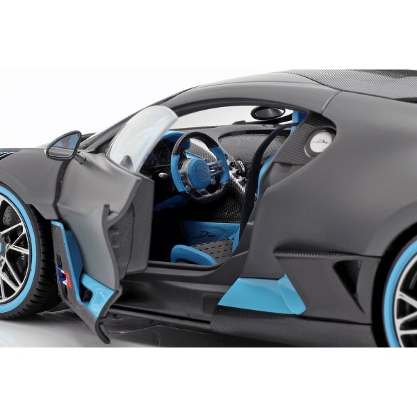 Bugatti Divo Baujahr 2018 mattgrau / hellblau 1:18