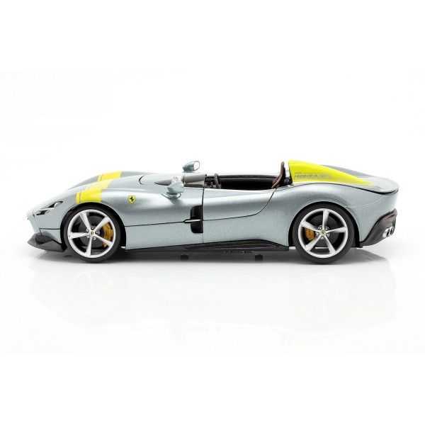 Ferrari Monza SP1 Anno di fabbricazione 2019 grigio metallizzato / giallo 1/18