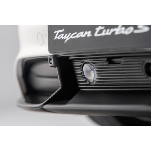 Porsche Taycan Turbo S - 2020 - weiß 1:8