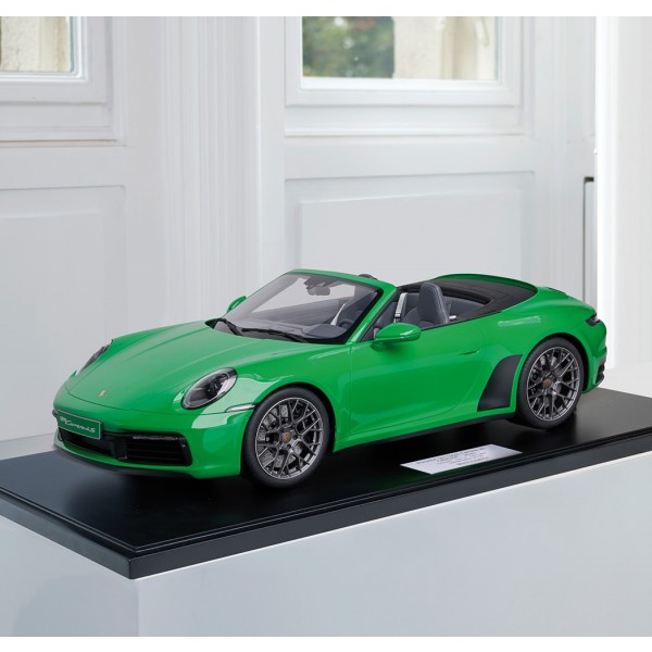 Porsche 911 (992) Carrera 4S Cabriolet - 2020 - Python green 1/8