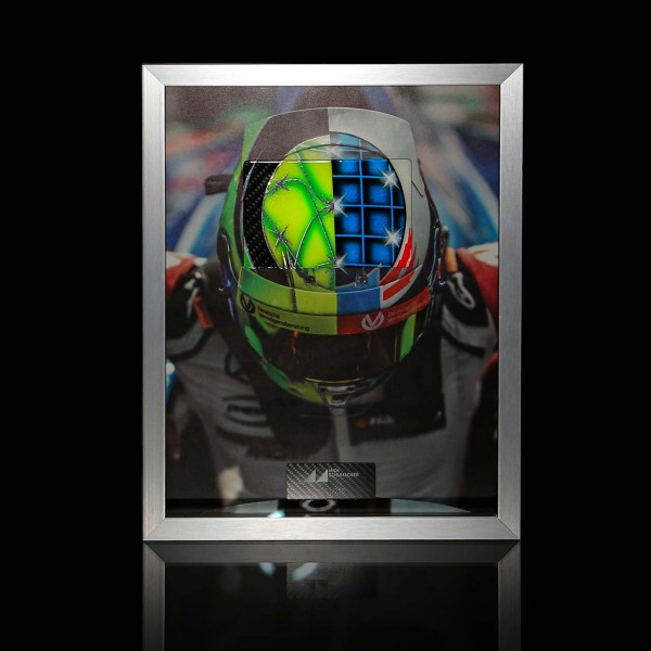 Immagine di Mick Schumacher con elmetto in carbonio dipinto a mano 2017